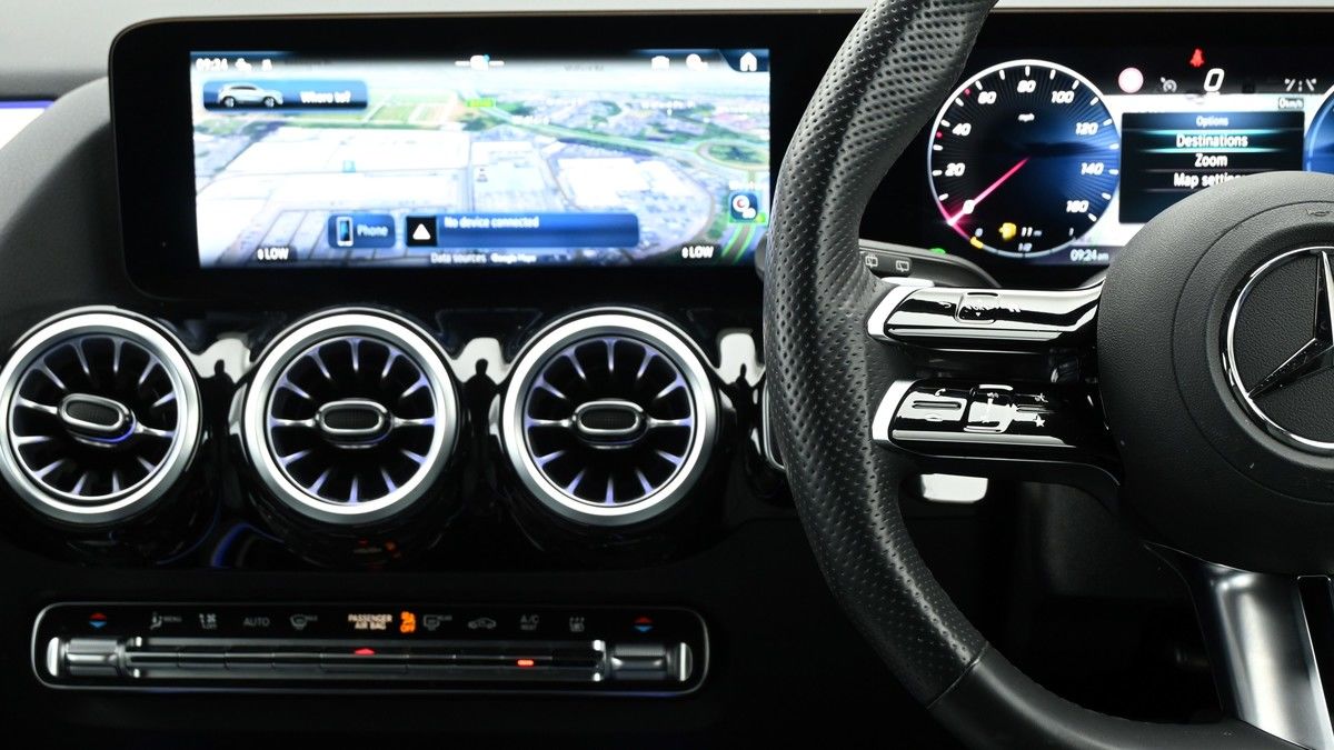 Mercedes-Benz GLA Image 15