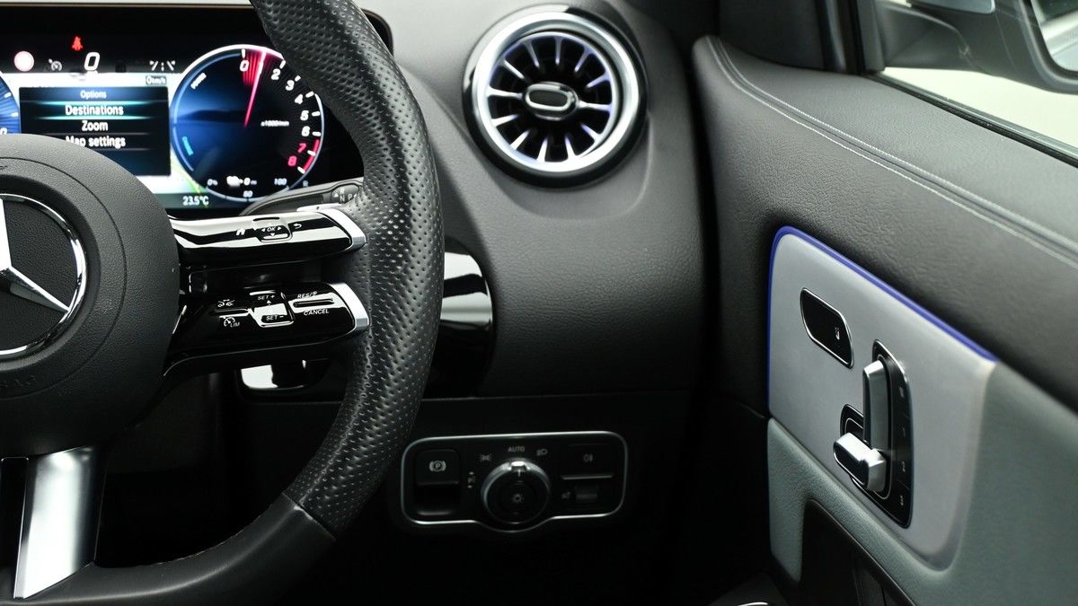 Mercedes-Benz GLA Image 16