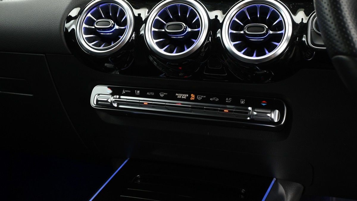 Mercedes-Benz GLA Image 11