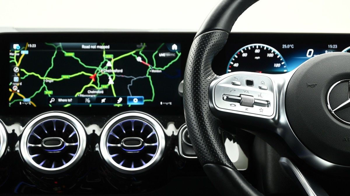Mercedes-Benz GLA Image 14