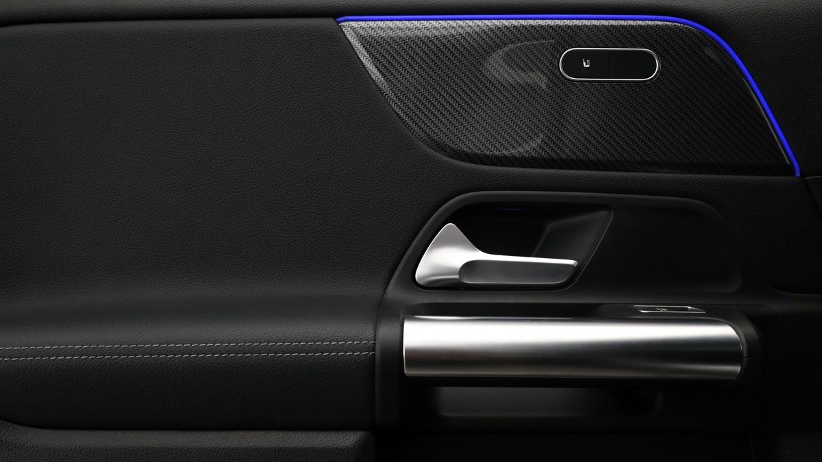 Mercedes-Benz GLA Image 12