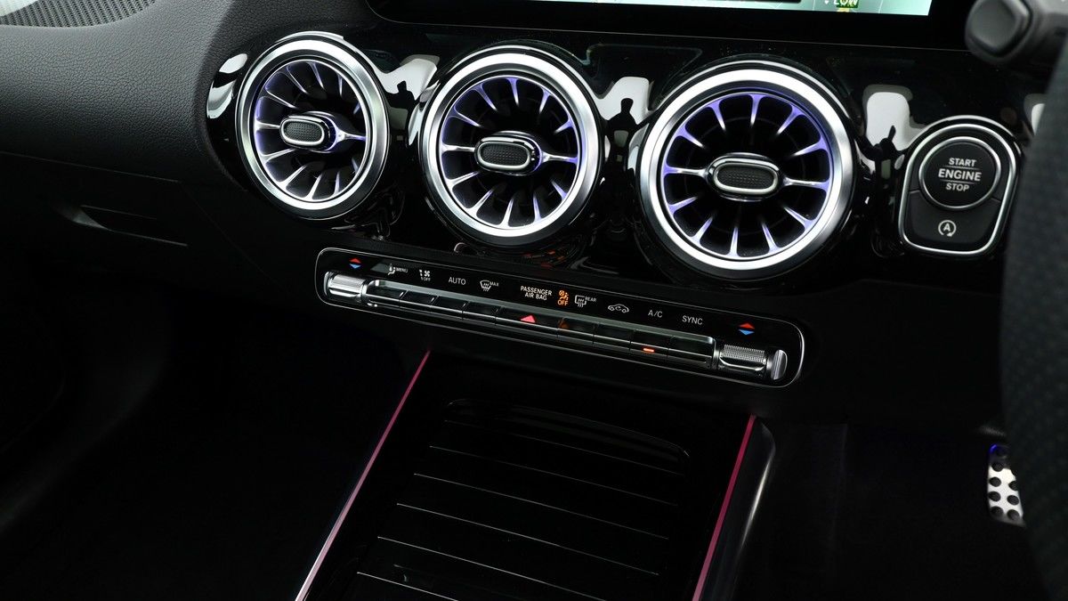 Mercedes-Benz GLA Image 12