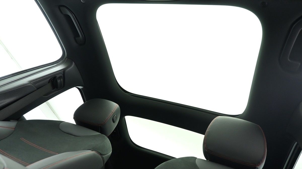 Mercedes-Benz GLA Image 2