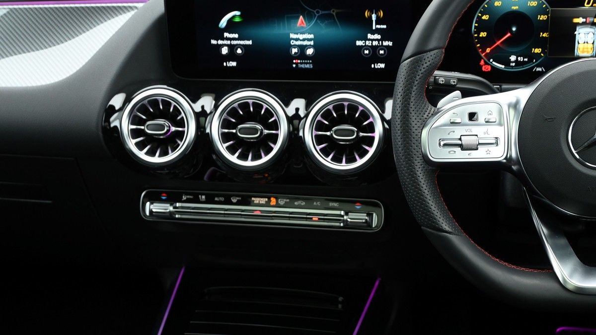 Mercedes-Benz GLA Image 15