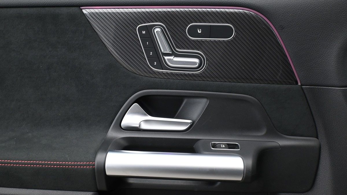 Mercedes-Benz GLA Image 13