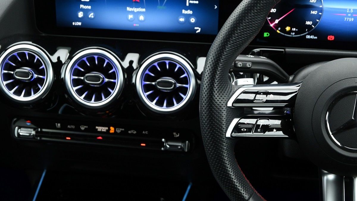 Mercedes-Benz GLA Image 14