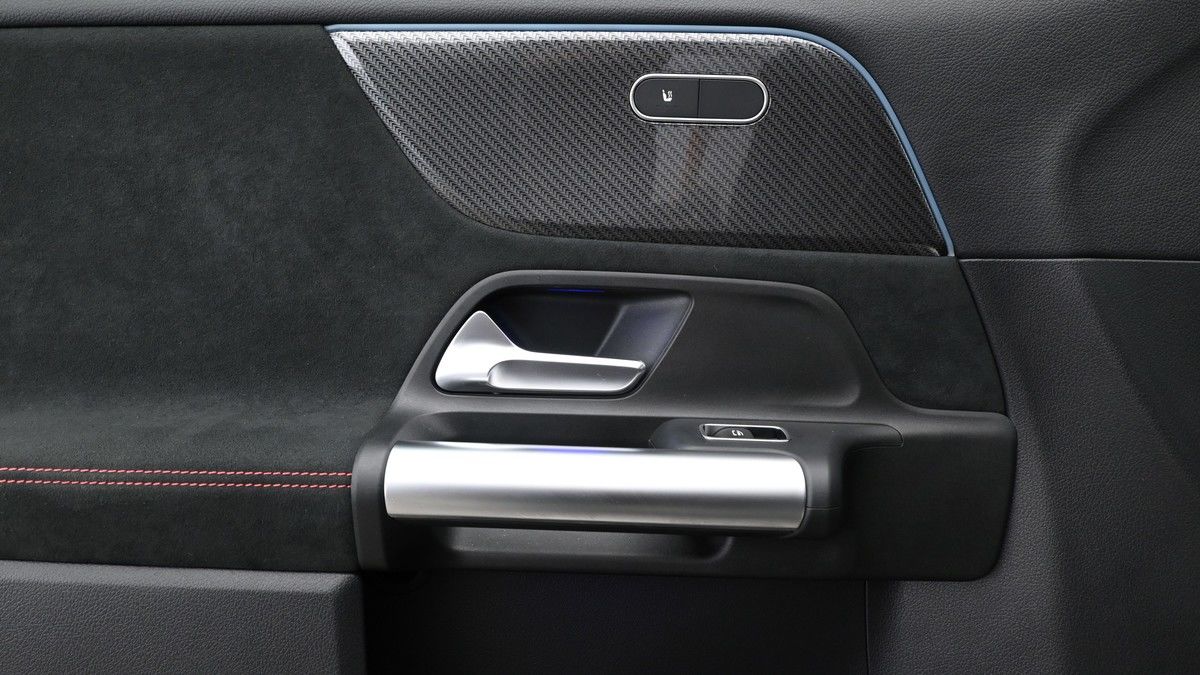 Mercedes-Benz GLA Image 12