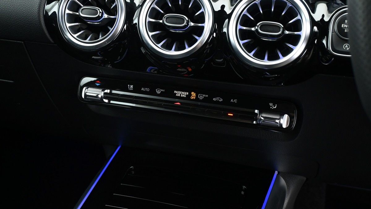Mercedes-Benz GLA Image 11