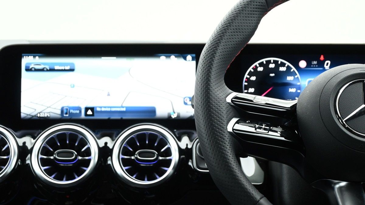 Mercedes-Benz GLA Image 14