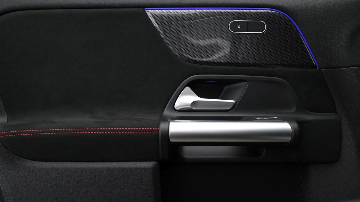 Mercedes-Benz GLA Image 12