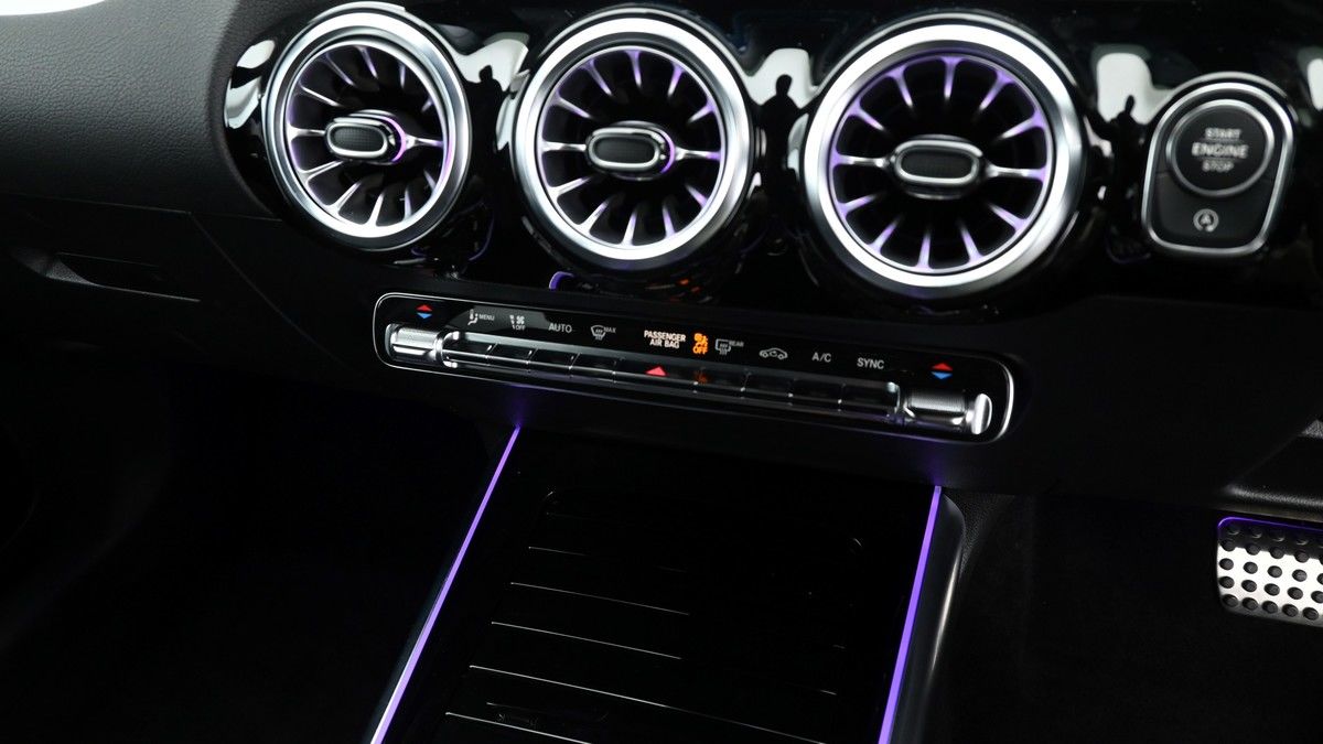 Mercedes-Benz GLA Image 12