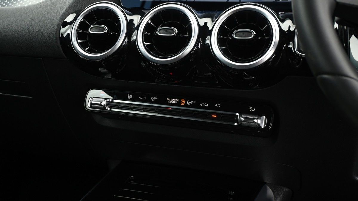Mercedes-Benz GLA Image 11