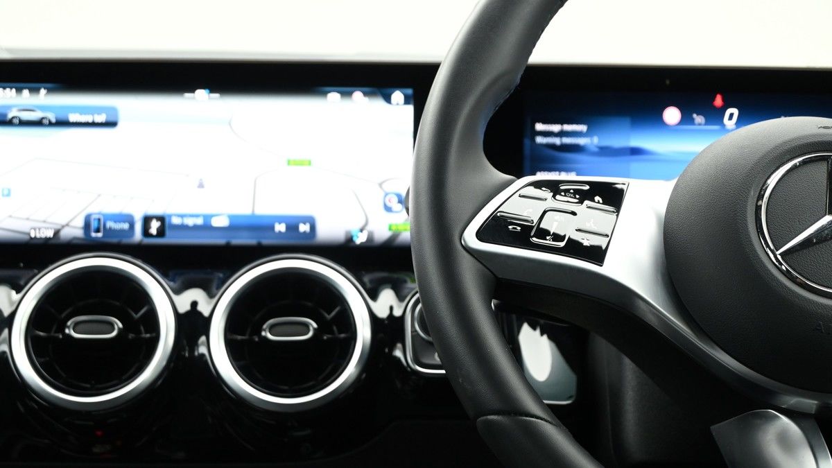Mercedes-Benz GLA Image 14