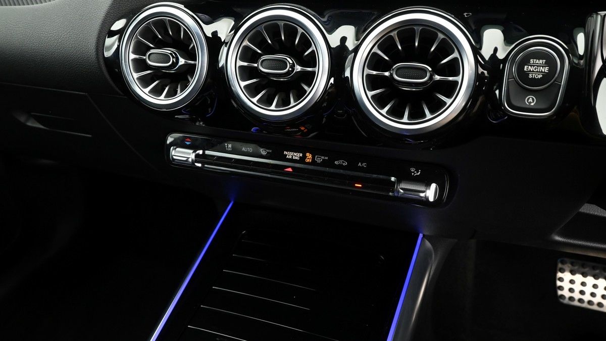 Mercedes-Benz GLA Image 12