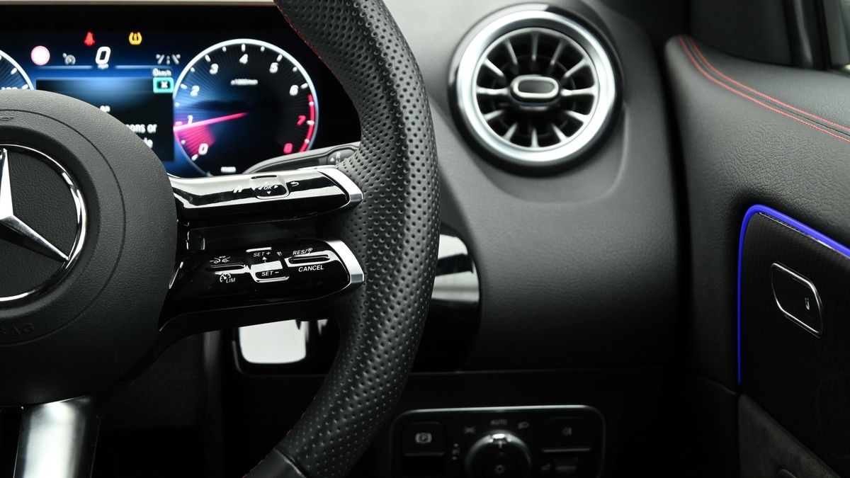 Mercedes-Benz GLA Image 16