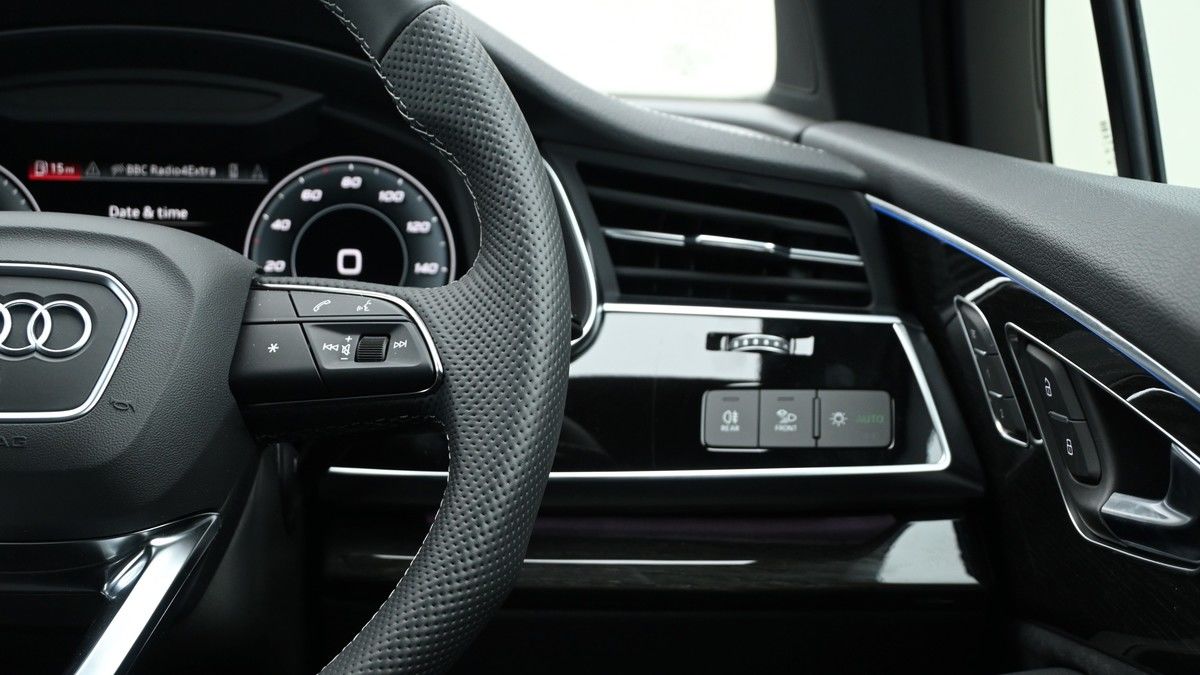 Audi SQ7 Image 15