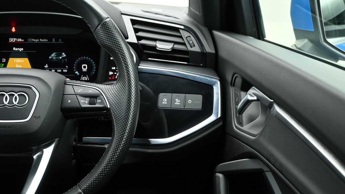 Audi Q3 Image 16