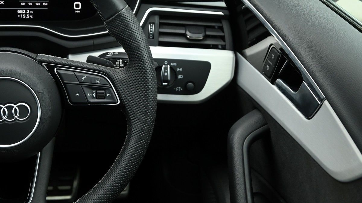 Audi A4 Image 16