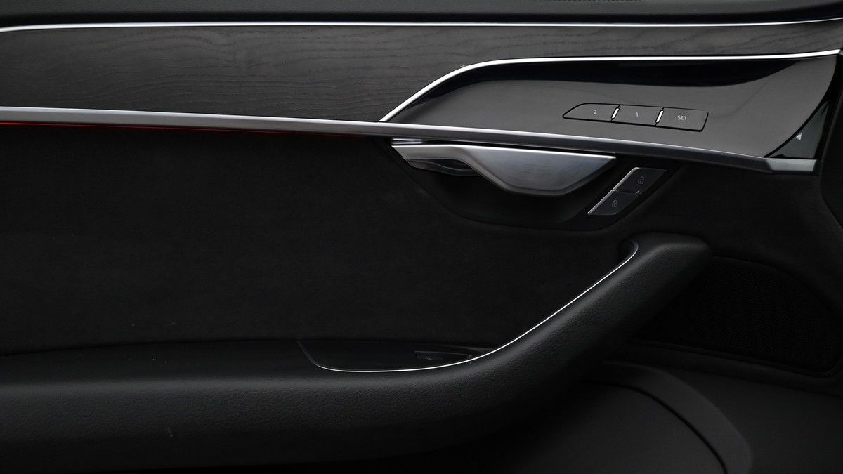 Audi A8 Image 12