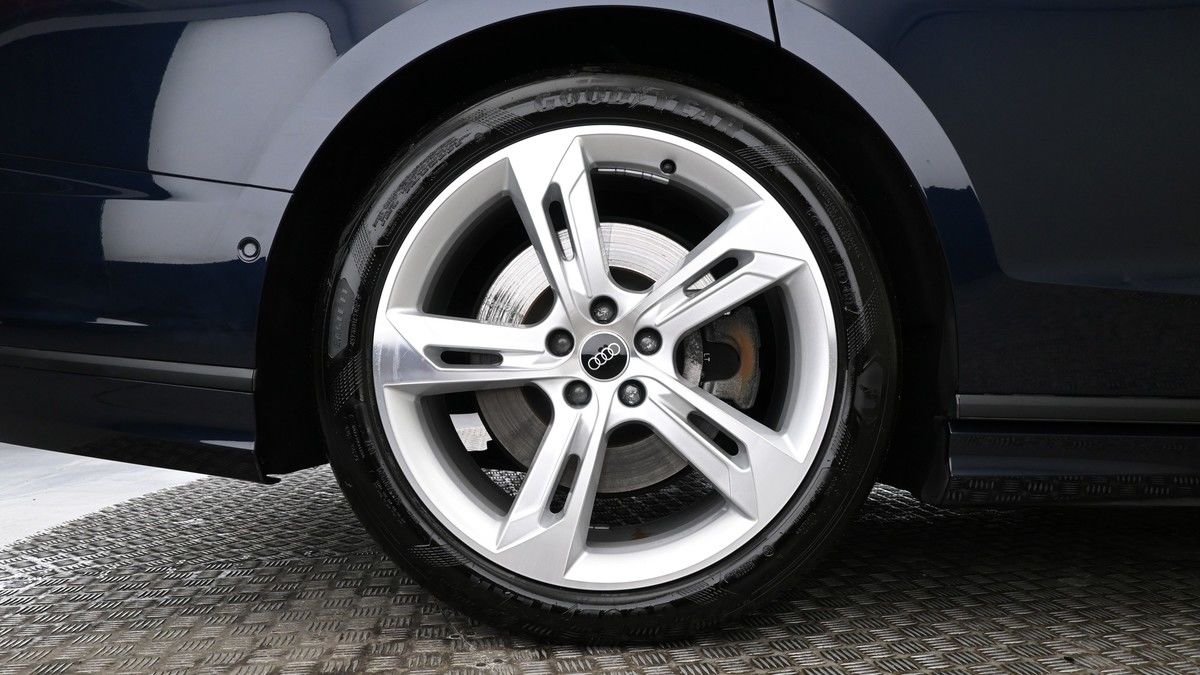Audi A8 Image 8