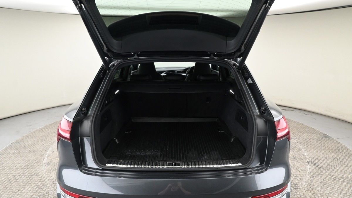 Audi e-tron S Image 9