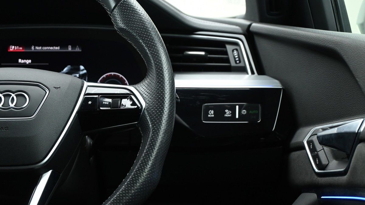 Audi e-tron S Image 15
