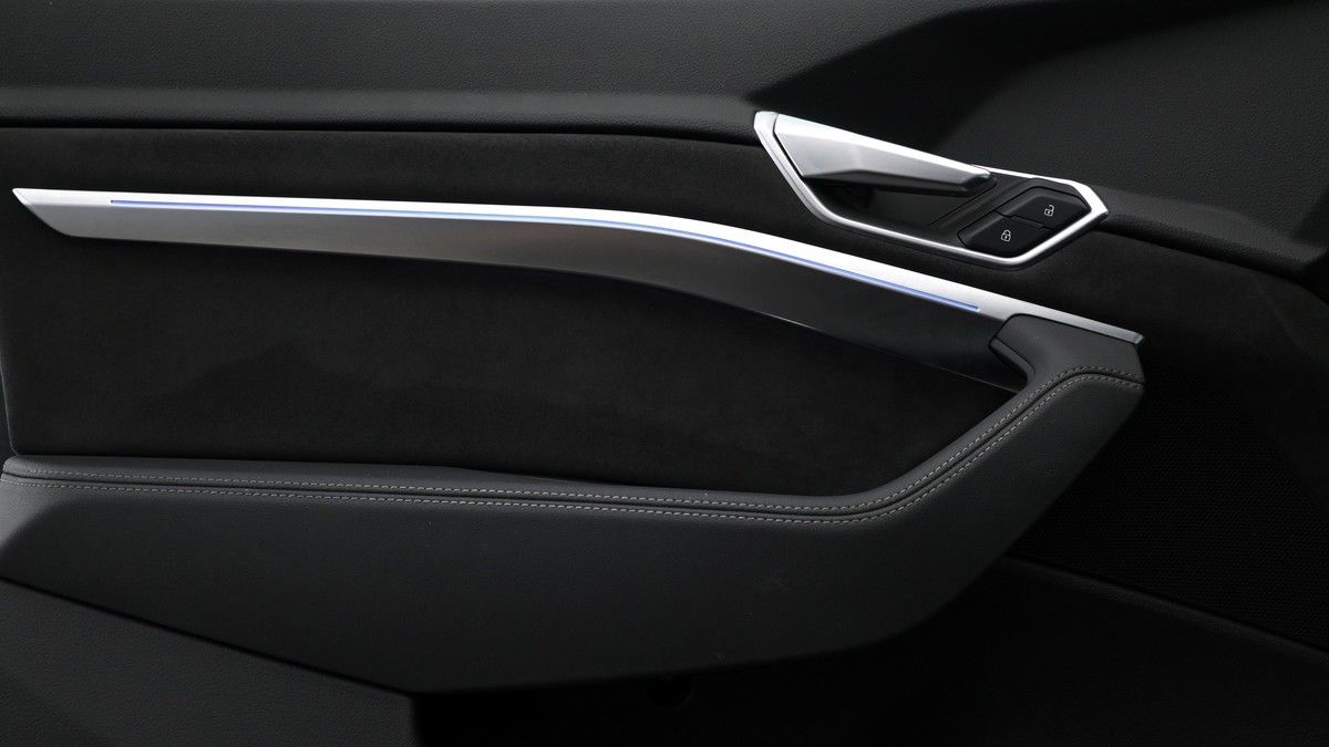 Audi e-tron S Image 12