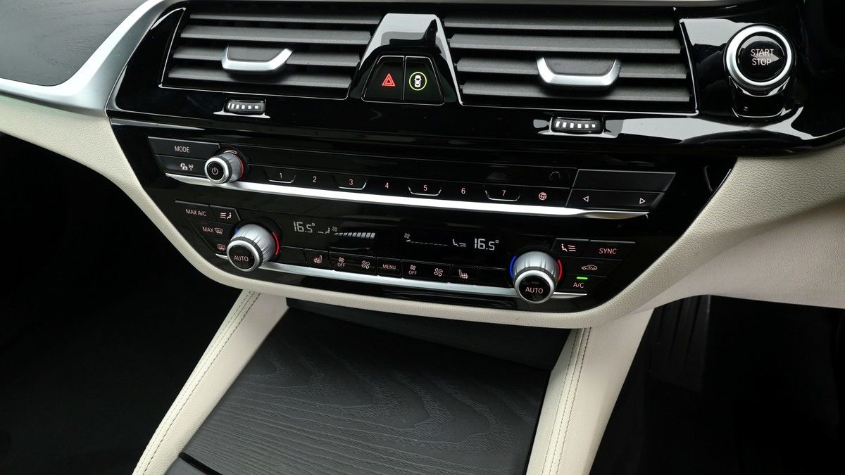 BMW 5 Series Image 12