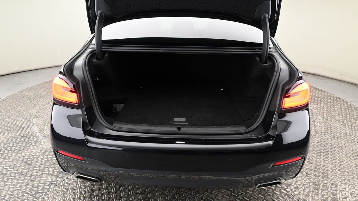 BMW 5 Series Image 10