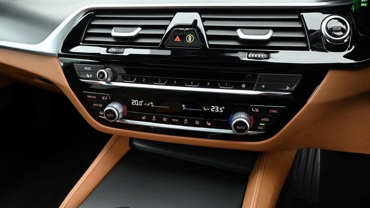 BMW 5 Series Image 12