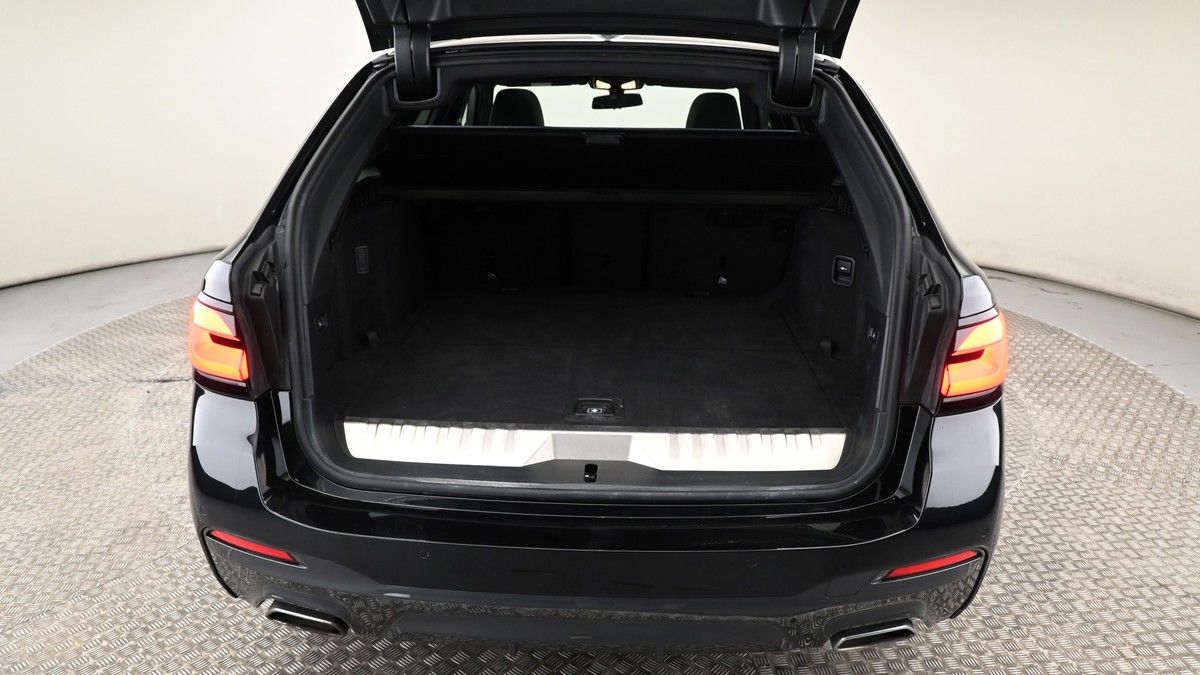 BMW 5 Series Image 10
