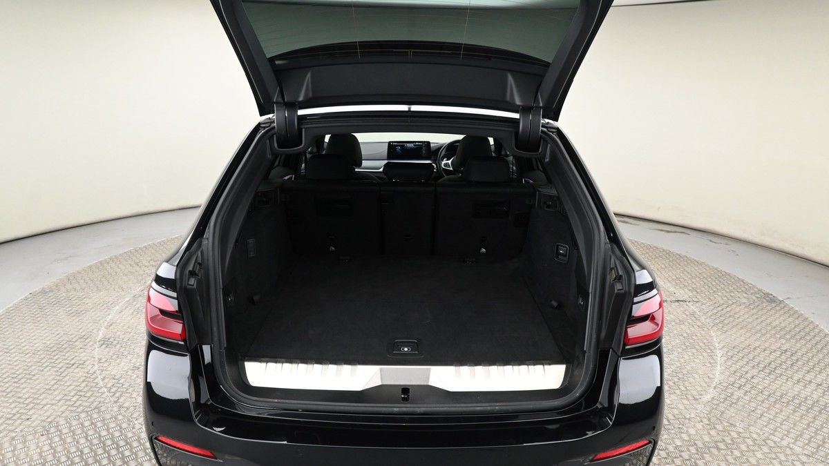 BMW 5 Series Image 10