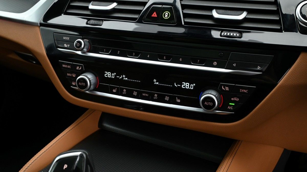 BMW 5 Series Image 12