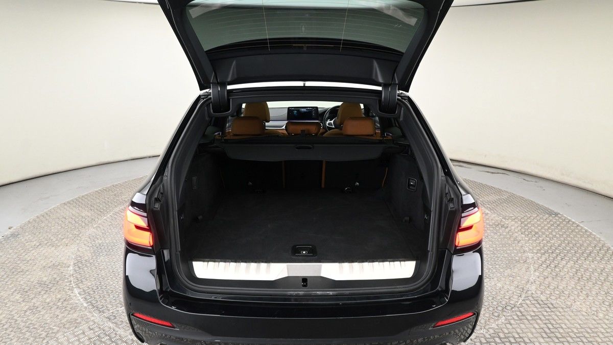 BMW 5 Series Image 10