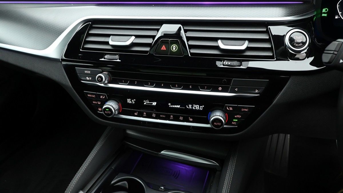 BMW 5 Series Image 12