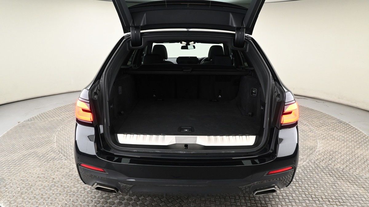 BMW 5 Series Image 10