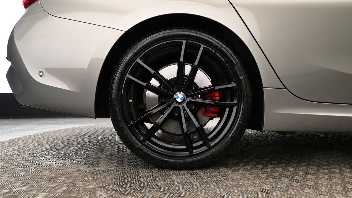BMW 3 Series Image 8