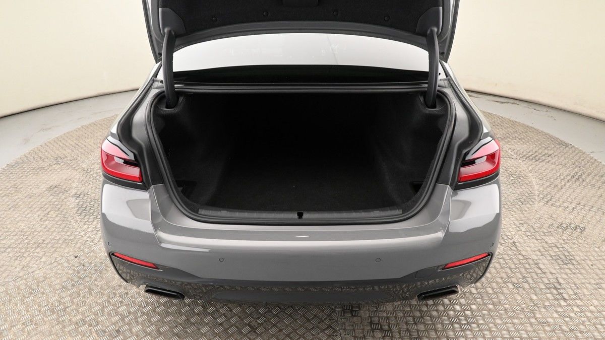 BMW 5 Series Image 9
