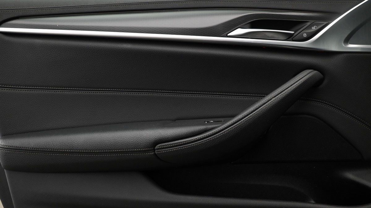 BMW 5 Series Image 12