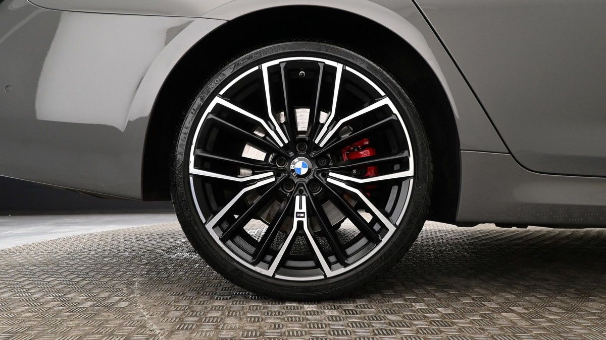 BMW 5 Series Image 8