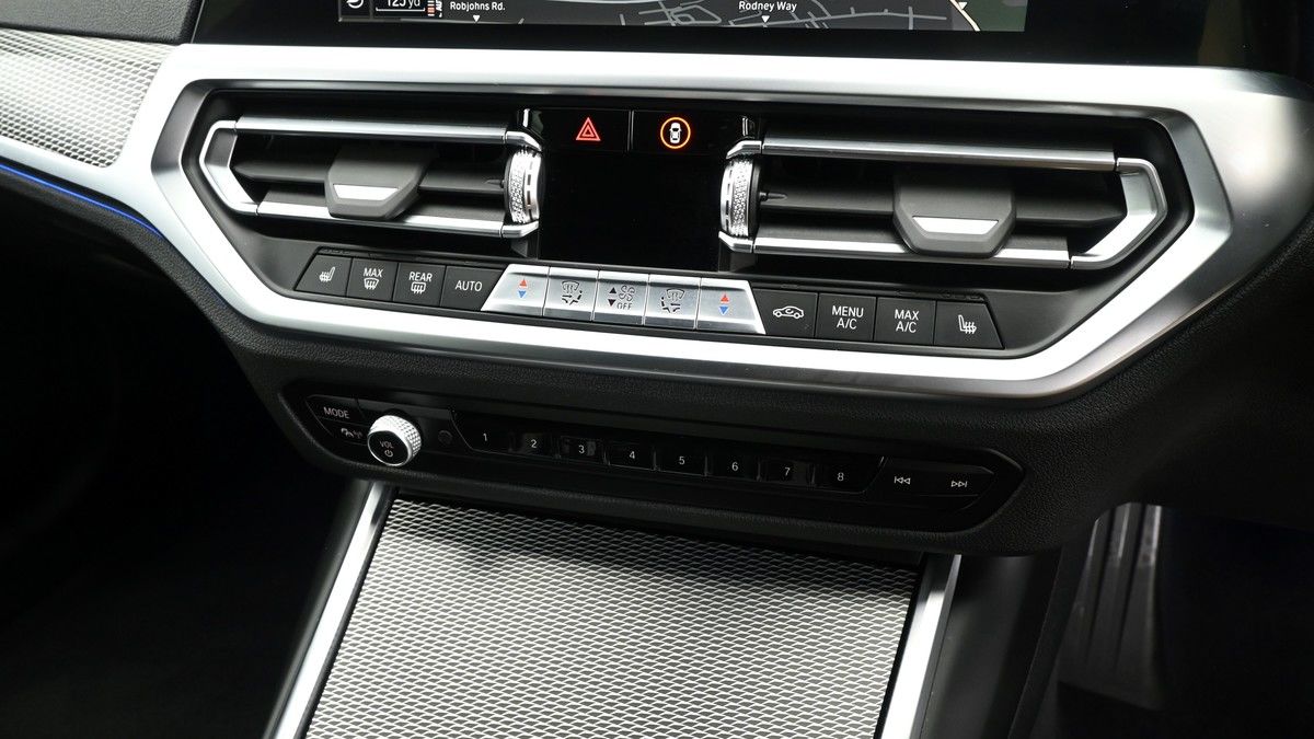 BMW 3 Series Image 12