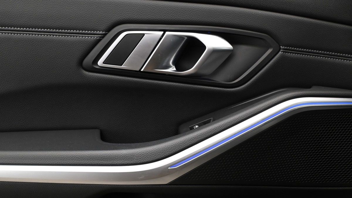 BMW 3 Series Image 13