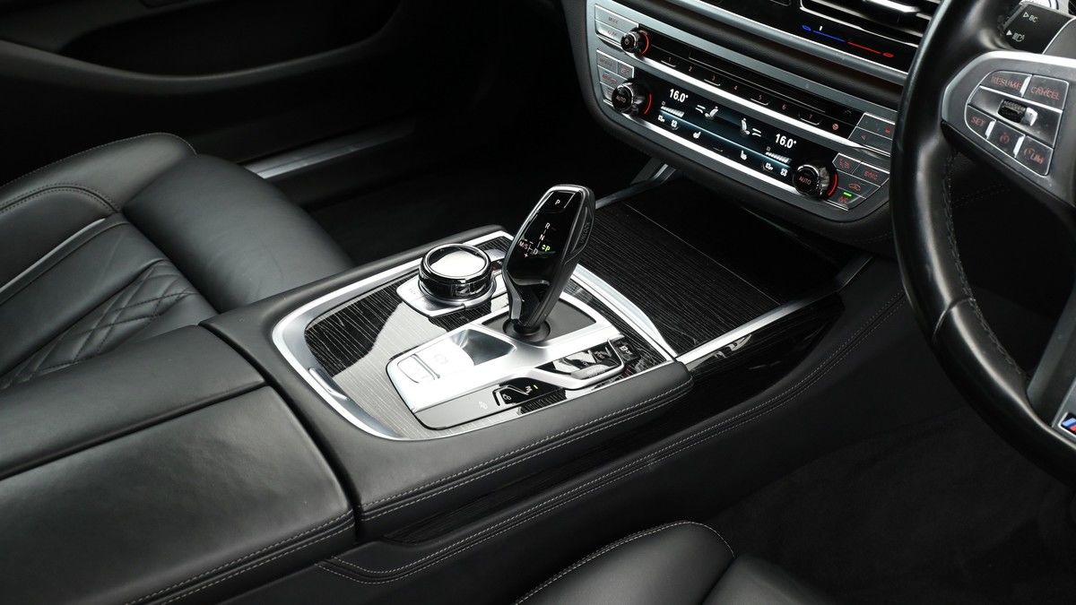 BMW 7 Series Image 2