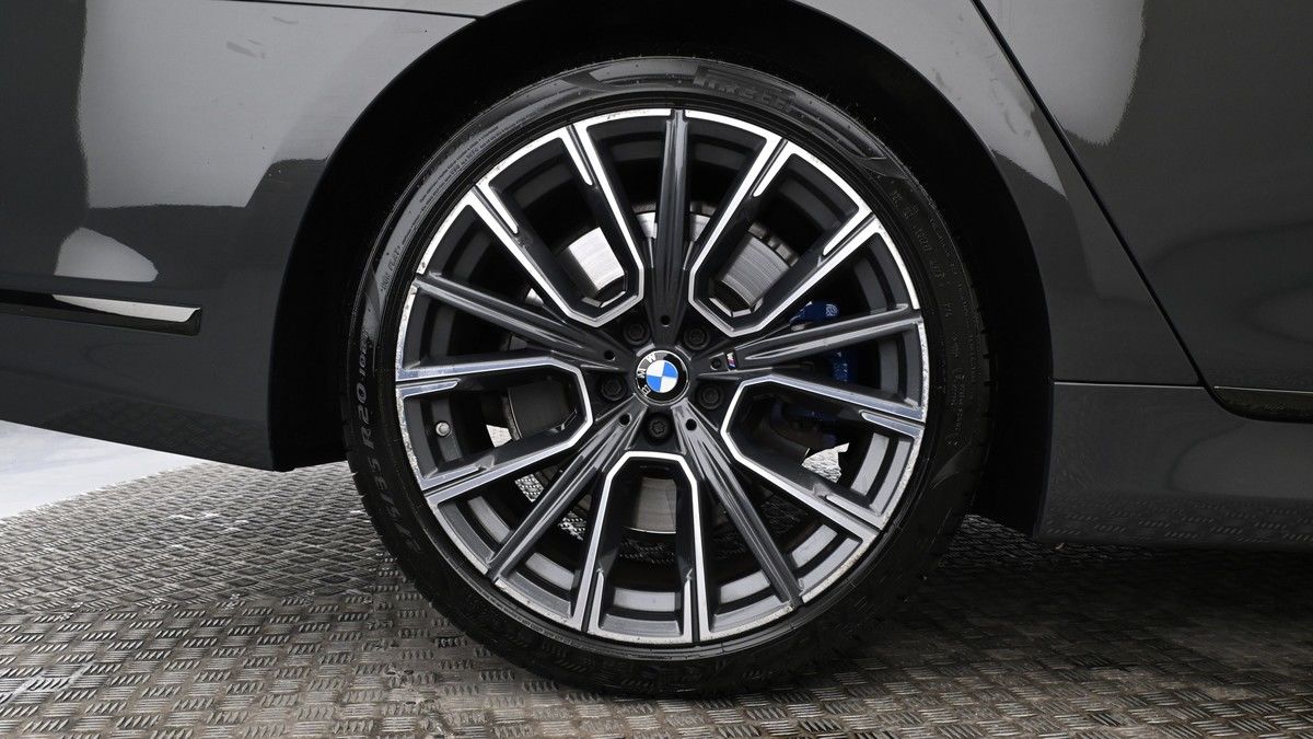 BMW 7 Series Image 9