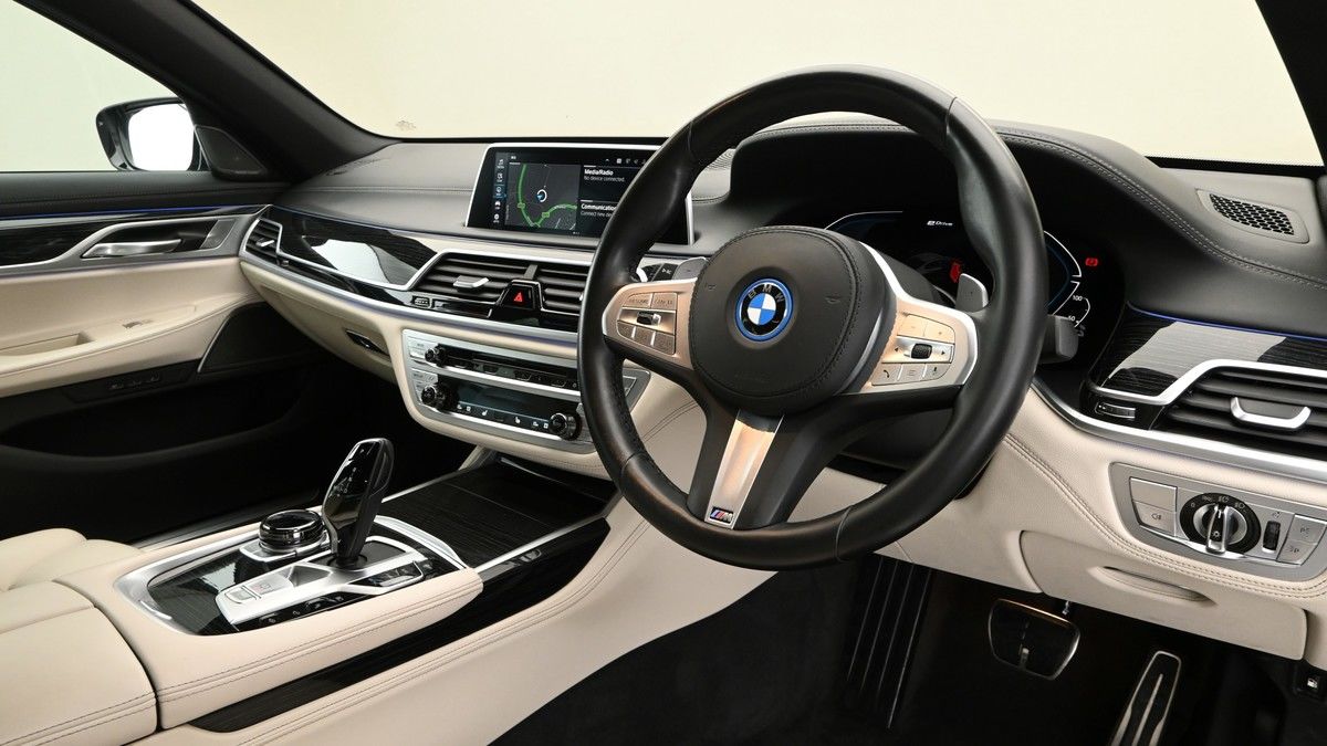 BMW 7 Series Image 3