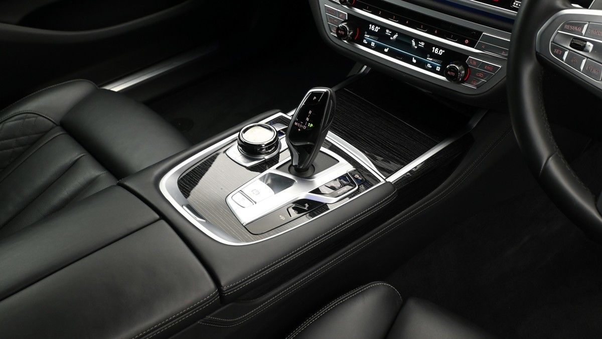BMW 7 Series Image 2
