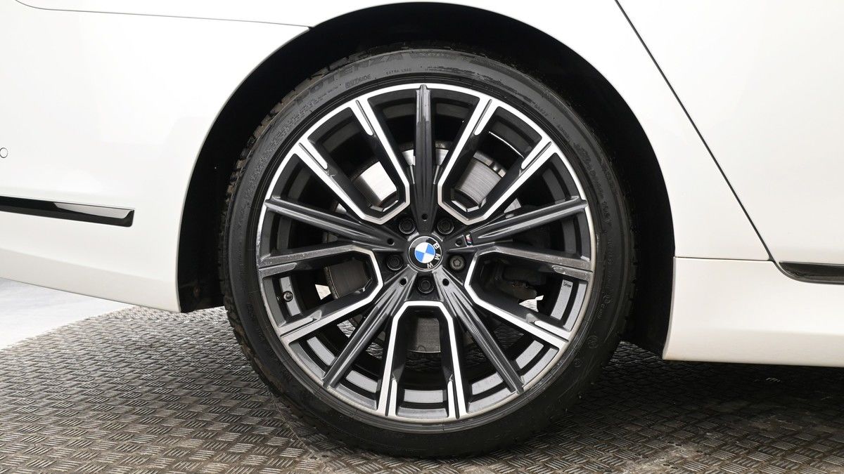 BMW 7 Series Image 9