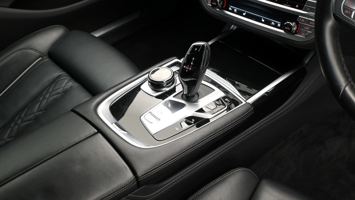 BMW 7 Series Image 2