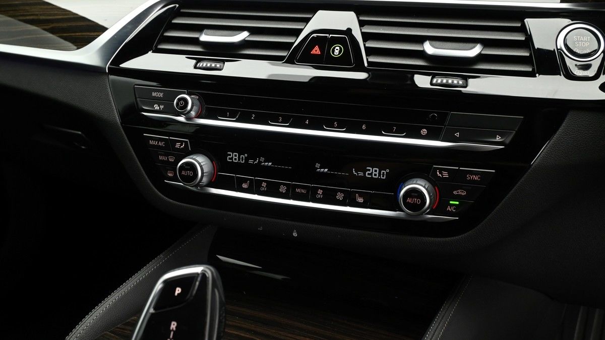 BMW 5 Series Image 11