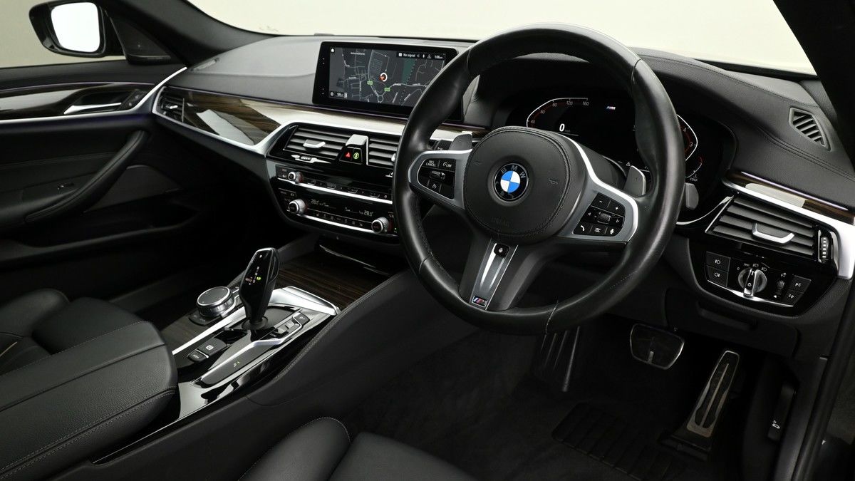 BMW 5 Series Image 2